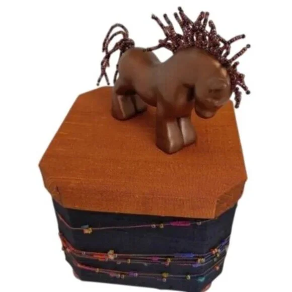Handmade Crafted Sculptured Beaded Horse Box Keepsake Signed 2010 - Picture 4 of 6